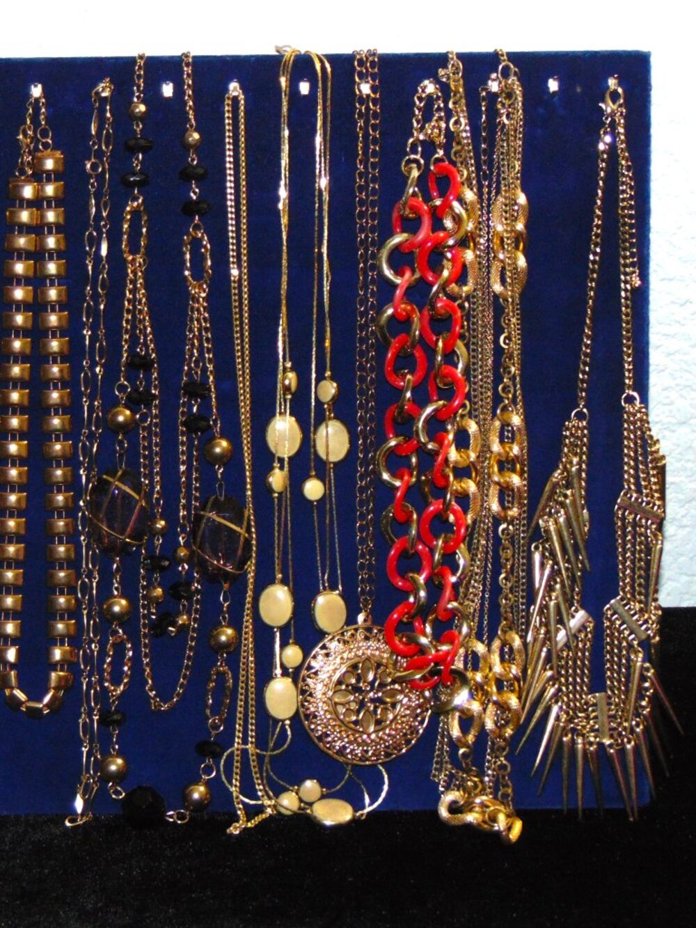 Vintage & Modern Assorted Gold Tone Necklace lot- very nice!
